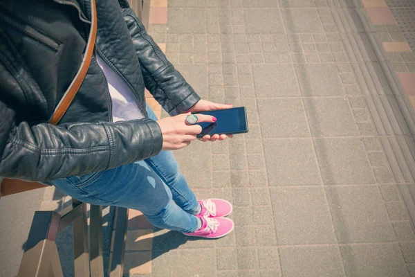 Γυναίκα Swiping Μαύρη Οθόνη Του Smartphone Ενώ Στέκεται Στο Δρόμο — Φωτογραφία Αρχείου