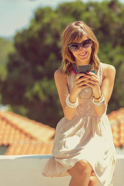 Νεαρή Γυναίκα Που Χρησιμοποιεί Smartphone Εξωτερικούς Χώρους — Φωτογραφία Αρχείου
