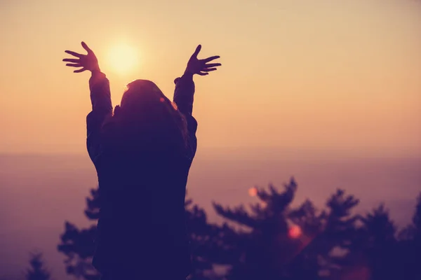 Вид Ззаду Жінки Стоїть Руками Витягнутими Розмите Небо Заході Сонця — стокове фото