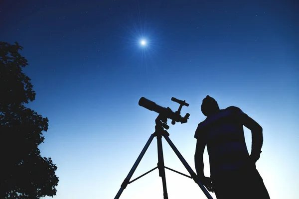 Jovem Usando Telescópio Noite — Fotografia de Stock