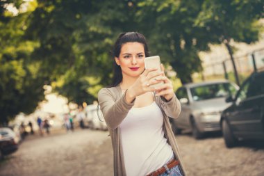 Sevimli Genç kız açık havada Smartphone kullanarak
