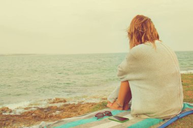 Sahilde oturan sevimli erkek