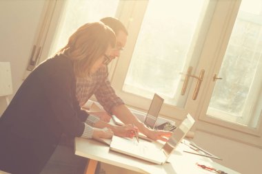 Genç grup insan iş planları tartışıyor.