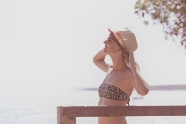 Sevimli erkek kumsalda mutlu hissediyor