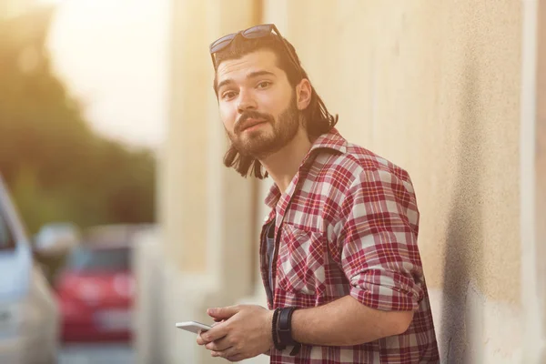 Hombre Elegante Usando Teléfono Inteligente Mientras Está Pie Sobre Fondo —  Fotos de Stock