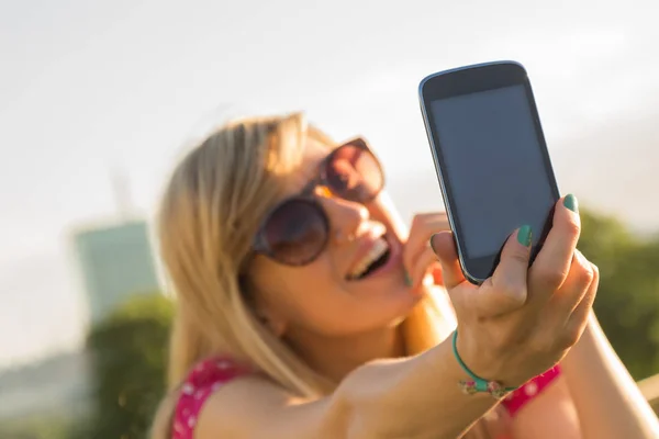 Mujer Gafas Sol Tomando Selfie Teléfono Inteligente Mientras Está Pie — Foto de Stock