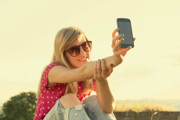 Mujer Gafas Sol Tomando Selfie Teléfono Inteligente Mientras Está Sentado — Foto de Stock
