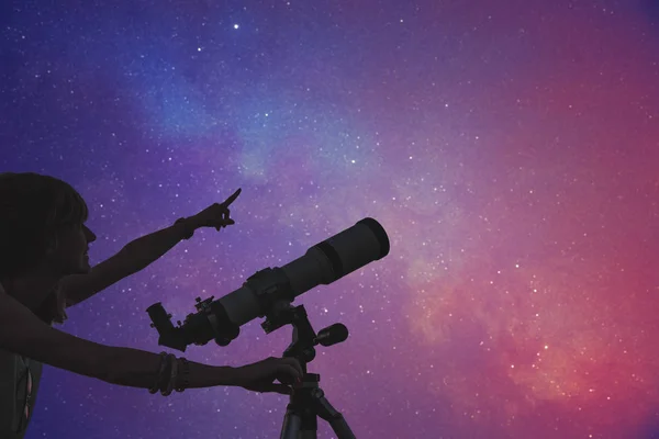 여자는 밤에는 망원경을 — 스톡 사진