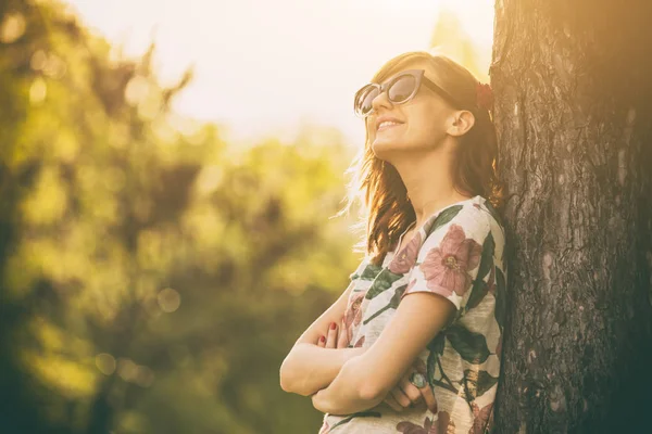 Side View Woman Wearing Glasses Summer Clothes Leaning Tree Trunk — Stock Photo, Image