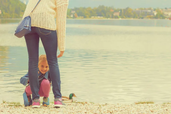 Anne ve kızı eğleniyor yakınındaki bir göl