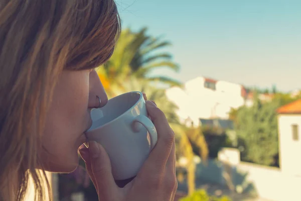 Femeie Care Bea Ceai Dimineață Sau Cafea — Fotografie, imagine de stoc