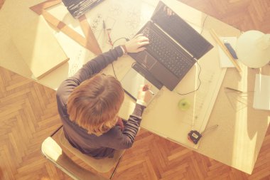 Ofiste çalışan genç bir kadın.