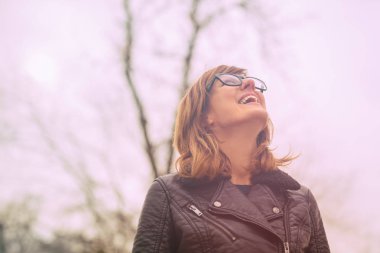mutlu kadın kolları olan dururken gülüyor gözlük ormanda güneş doğarken uzanmış.