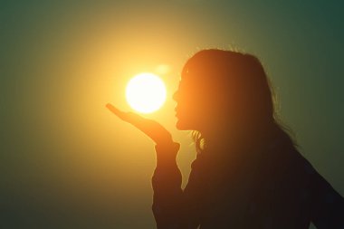 Güzel gün batımı kumsalda genç kadının