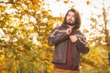 yakışıklı adam şık giysileri sonbahar parkta poz    