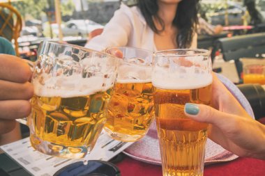 Arkadaşlar açık havada bira ile zevk