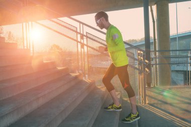 Genç adam koşu kadeh 