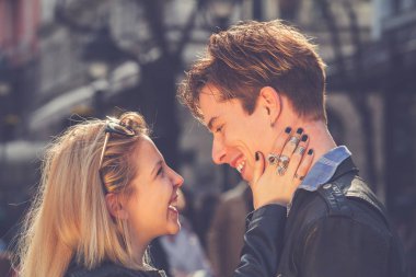 mutlu genç çift gülüyor ve birbirlerine Caddesi'nde seyir aşık
