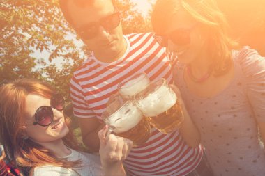 Arkadaşlar açık havada bira ile zevk