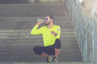 Genç adam koşu kadeh 