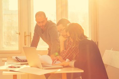 Genç grup insan iş planları tartışıyor.