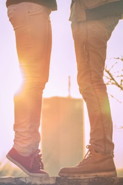 Bacaklar açık havada çift öpüşme