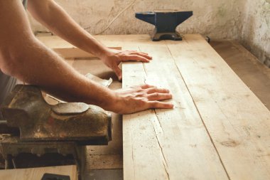 Marangoz atölyesinde çalışırken. 