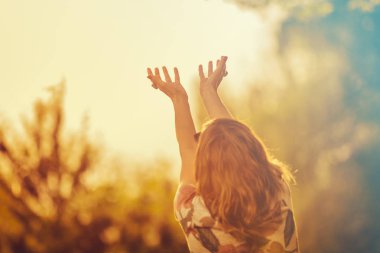 arkadan görünüşü kadın eller gökyüzü arka plan bulanık tarih için yetiştirme ile güneş gözlüğü 