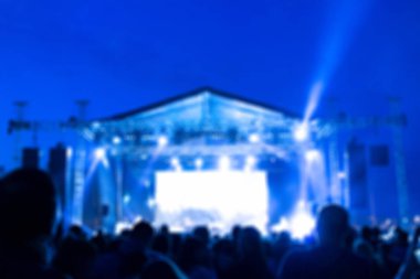 De-odaklı konser kalabalık