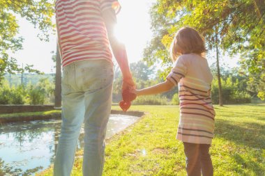 Baba ve kız parkta zevk.