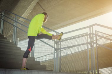 Genç adam koşu kadeh 