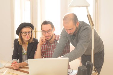 Genç grup insan iş planları tartışıyor.