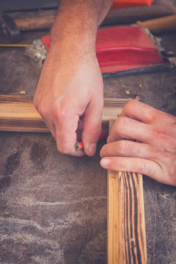 Eski ahşap çerçeve üzerine kalem ile işaretleme marangoz