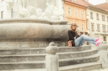 Sevimli genç kadın, fotoğraf makinesi açık havada