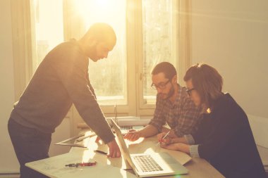 Genç grup insan iş planları birlikte toplantı tartışıyor