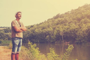 Doğada manzarayı adam