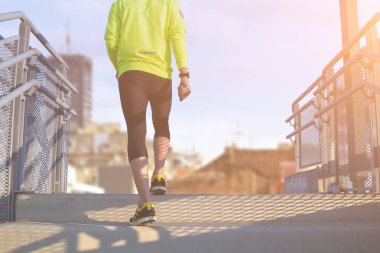 Genç adam koşu kadeh 