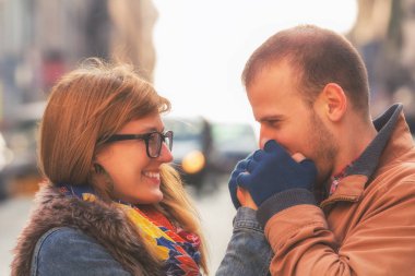 kız arıyor ve Öpüşme Romantik adam açık eller 