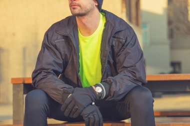 Genç adam koşu kadeh 