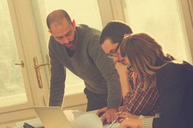 Genç grup insan iş planları birlikte toplantı tartışıyor