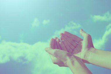 Mavi gökyüzü arka plan üzerinde eller