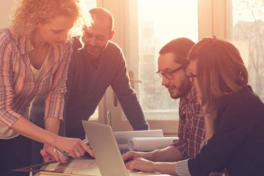 Genç grup insan iş planları birlikte toplantı tartışıyor