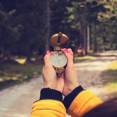 Doğada bir manyetik pusula tutan kadın