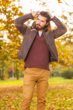 yakışıklı adam şık giysileri sonbahar parkta poz    