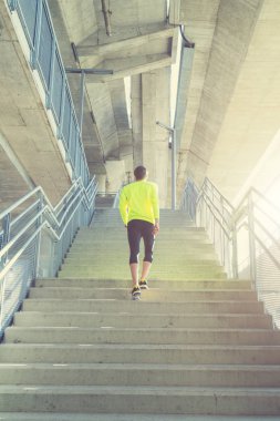 Genç adam koşu kadeh 