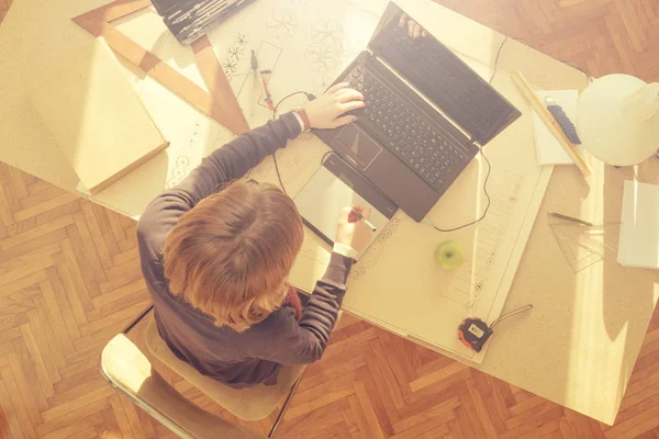 Ofiste çalışan genç bir kadın.