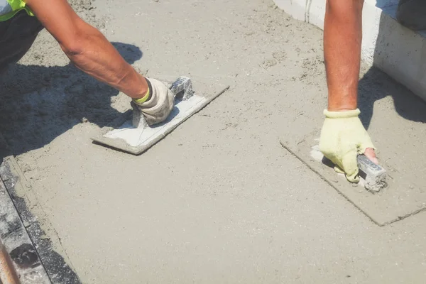 Trabajadores Construcción Nivelando Pavimento Hormigón Día Soleado — Foto de Stock