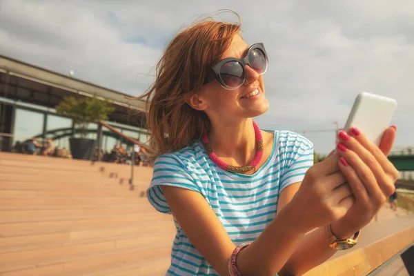 Mujer Con Ropa Verano Sosteniendo Teléfono Inteligente Pie Terraplén Con — Foto de Stock