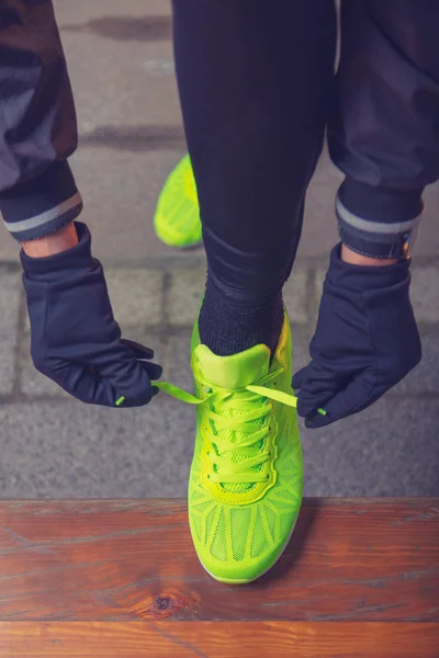 Genç adam koşu kadeh 