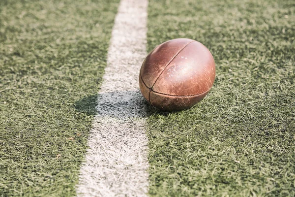 American Football Ball Auf Dem Spielfeld — Stockfoto